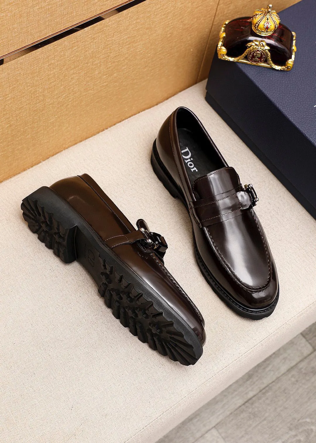 Men's shoes 💰460 💐 Product trademark: Dior "Dior" casual leather shoes Regular size: 39-44 (38.45🉑️customized) Product materials: Selected Italian imported first-layer open-edge beaded cowhide upper + classic hardware buckle, imported water-dyed cowhide lining. Strong three-dimensional visual effect, foam outsole Color: 2⃣️colors available